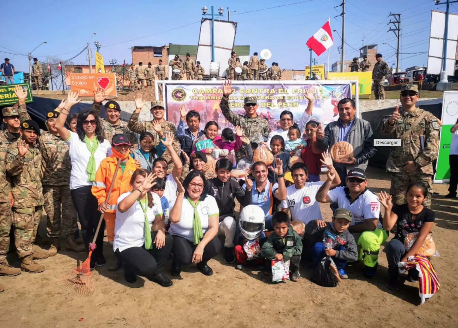 Los vecinos del AAHH AQ 12 de Villa Maria del Triunfo recibierón un desayuno nutritivo que tuvo como protagonista al Pan Bicentenario, de gran valor nutricional y combate la anemia. La 
 ministra de Salud y la La 1ra Brigada de Fuerzas Especiales EP; fue los organizadores del evento.Foto: ANDINA/MINSA