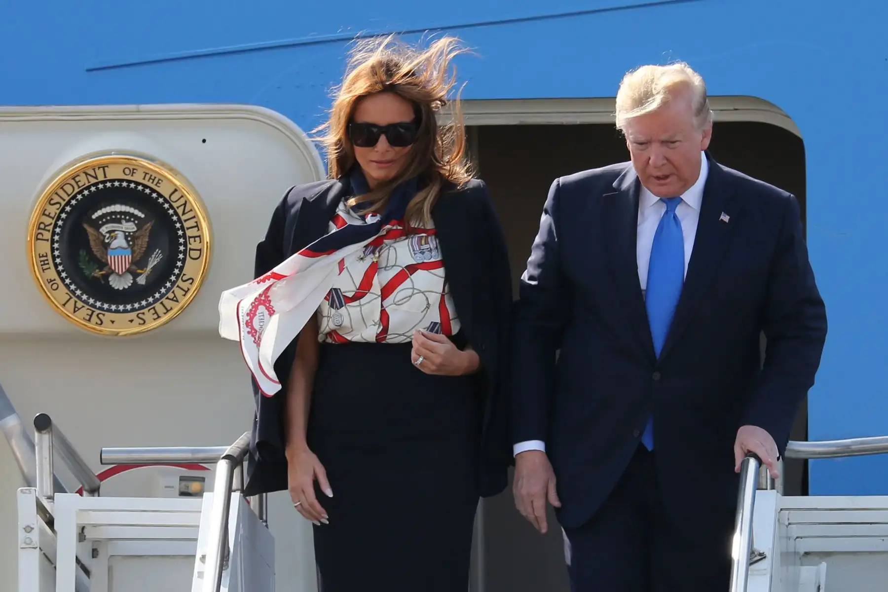 El presidente de los EEUU, Donald Trump, y su esposa, Melania Trump , desembarcan del Air Force One a su llegada al aeropuerto de Stanstead en Essex, Reino Unido. Foto: AFP