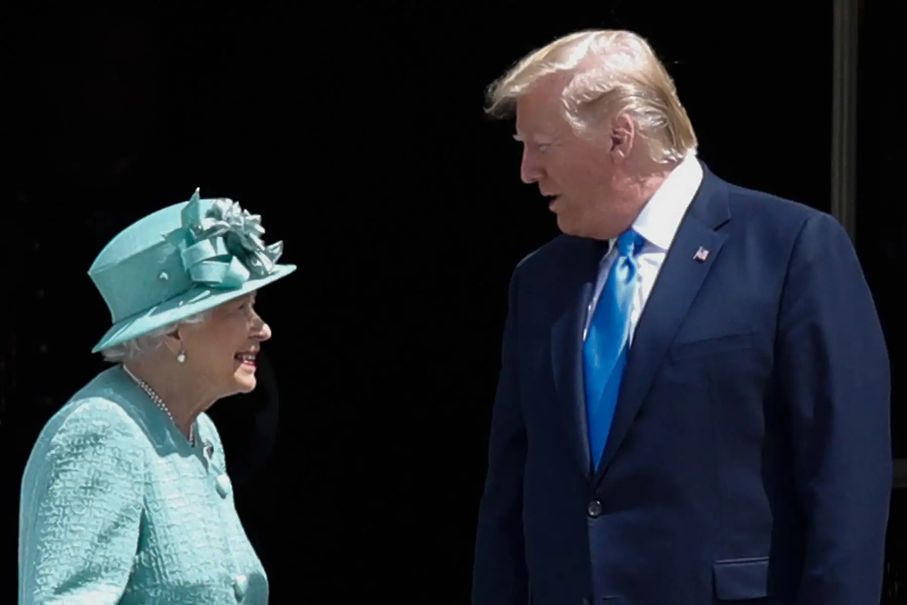 La reina Isabel II de Inglaterra recibe al presidente de los Estados Unidos, Donald Trump, y a su esposa Melania Trump, junto al príncipe Carlos y la duquesa Camilla de Cornualles en el Palacio de Buckingham en Londres. Foto: AFP