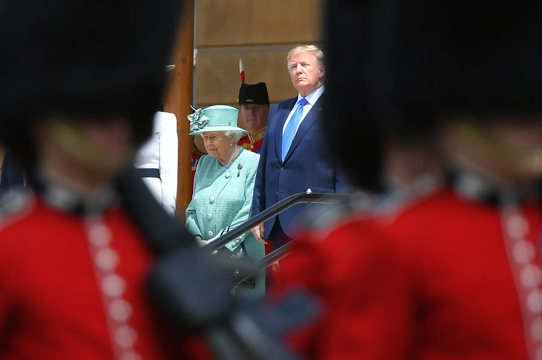 La reina Isabel II de Inglaterra recibe al presidente de los Estados Unidos, Donald Trump, y a su esposa Melania Trump, junto al príncipe Carlos y la duquesa Camilla de Cornualles en el Palacio de Buckingham en Londres. Foto: AFP