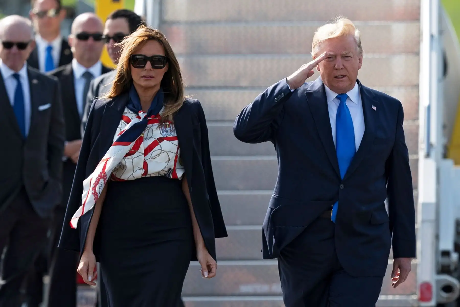 El presidente de los EEUU, Donald Trump, y su esposa, Melania Trump , desembarcan del Air Force One a su llegada al aeropuerto de Stanstead en Essex, Reino Unido. Foto: AFP