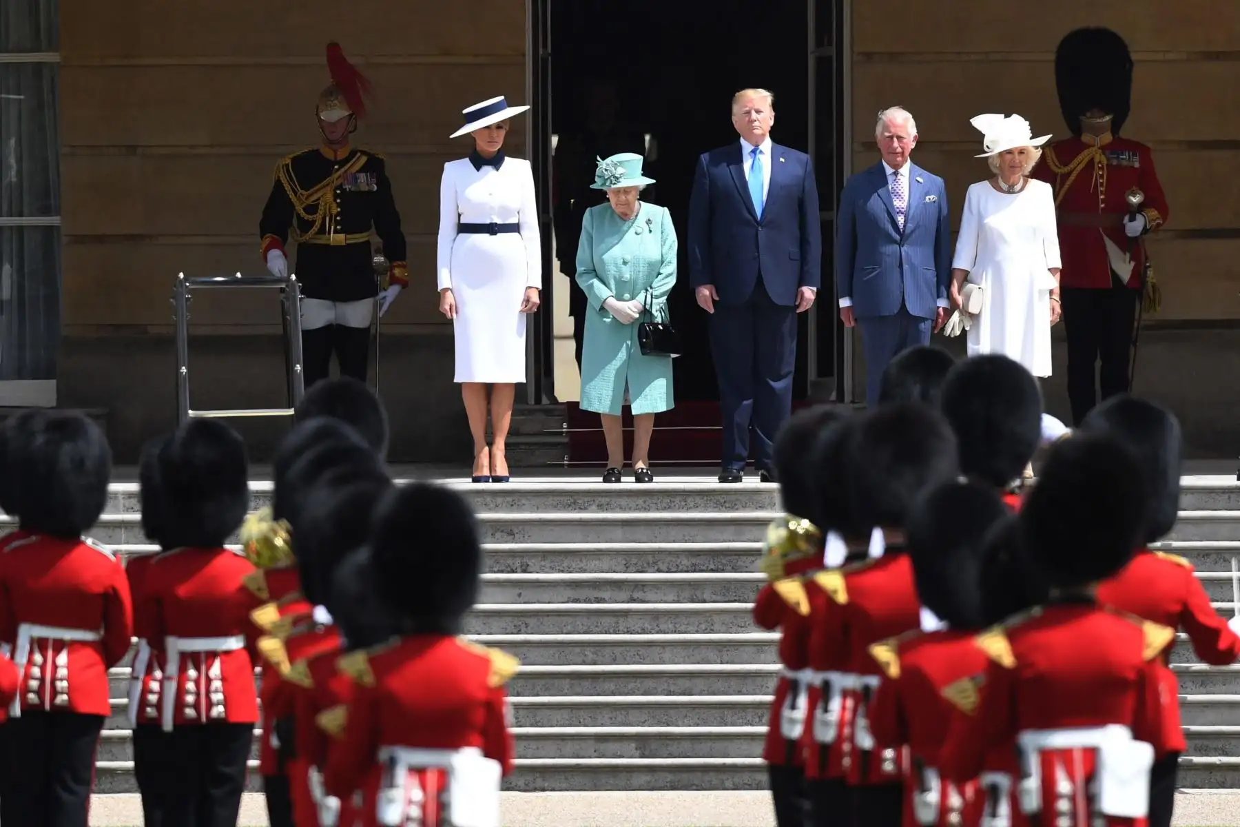 La reina Isabel II de Inglaterra recibe al presidente de los Estados Unidos, Donald Trump, y a su esposa Melania Trump, junto al príncipe Carlos y la duquesa Camilla de Cornualles en el Palacio de Buckingham en Londres. Foto: EFE