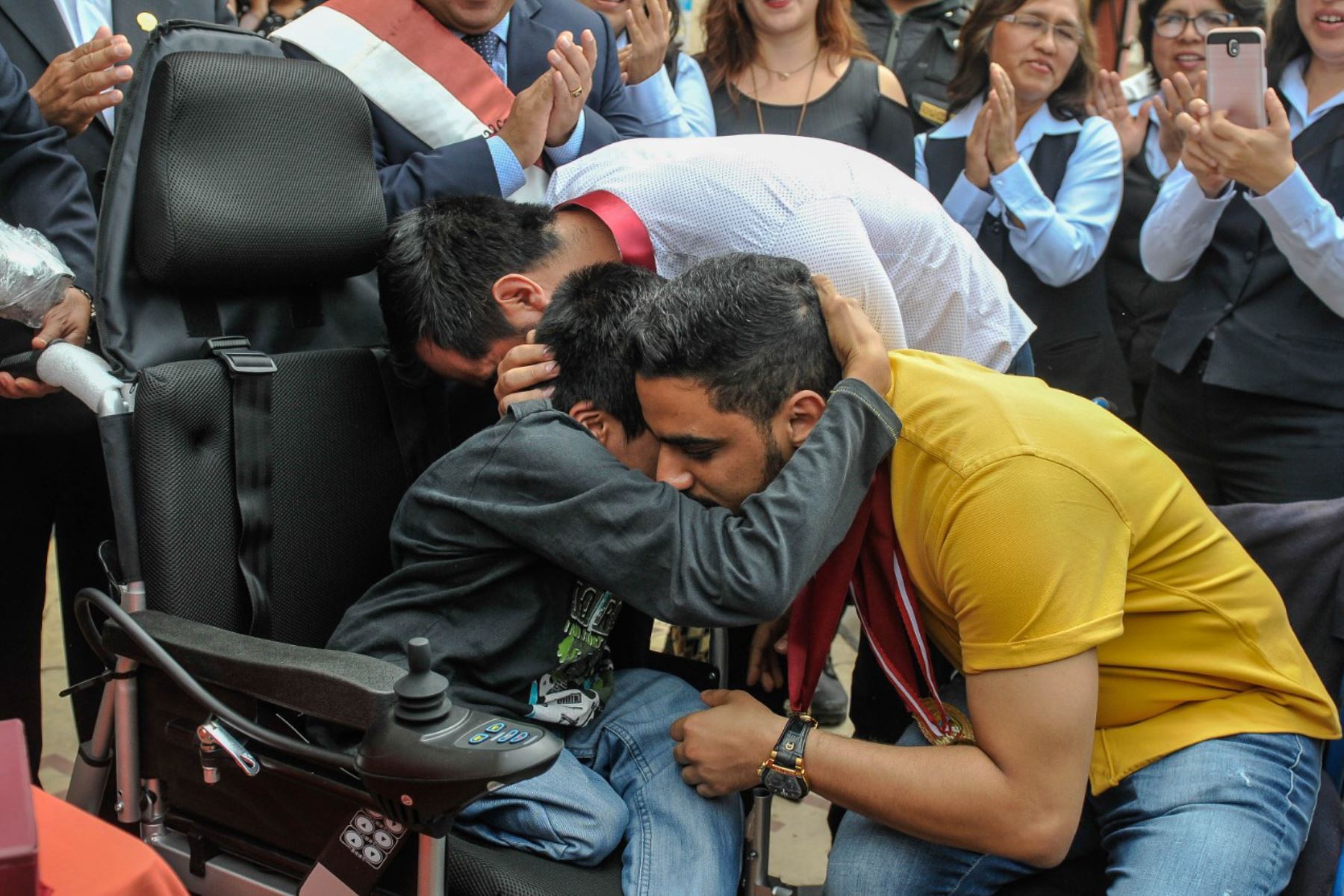 Empresario árabe Yaqoob Mubarak volvió a Trujillo y donó computadoras a colegio de Moche y una silla de ruedas a menor. Foto: Luis Puell
