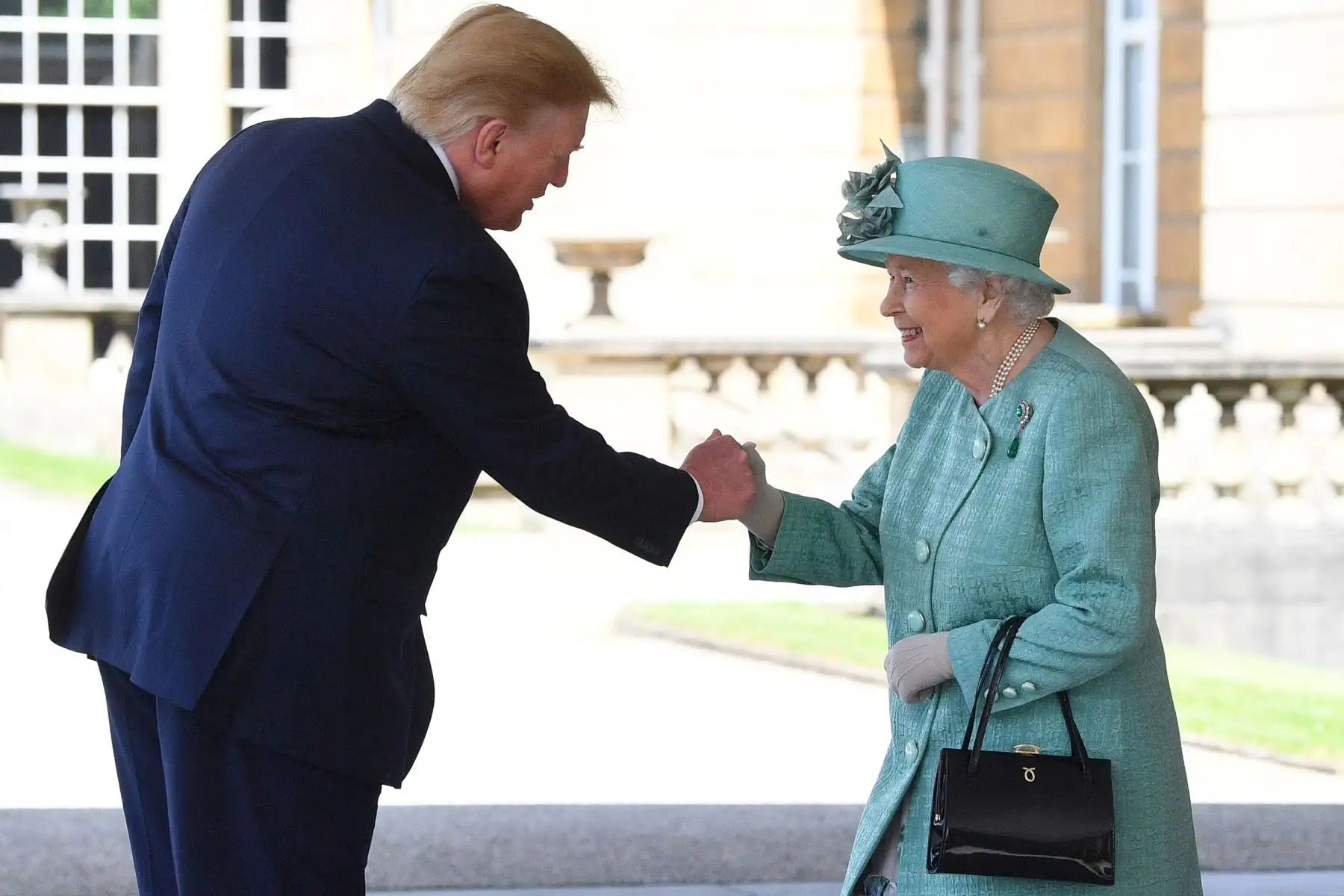 La reina Isabel II de Inglaterra recibe al presidente de los Estados Unidos, Donald Trump, y a su esposa Melania Trump, junto al príncipe Carlos y la duquesa Camilla de Cornualles en el Palacio de Buckingham en Londres. Foto: AFP