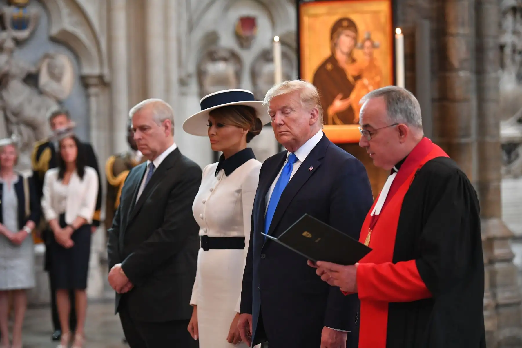 El presidente de los Estados Unidos, Donald Trump y su esposa, Melania Trump, depositan una ofrenda floral sobre la tumba del Soldado Desconocido en Londres. Foto: AFP