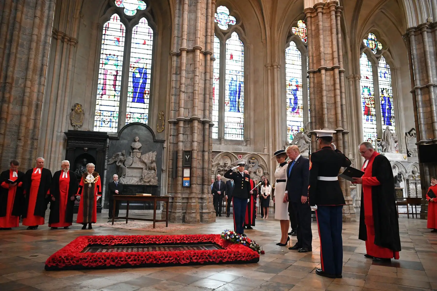 El presidente de los Estados Unidos, Donald Trump y su esposa, Melania Trump, depositan una ofrenda floral sobre la tumba del Soldado Desconocido en Londres. Foto: AFP