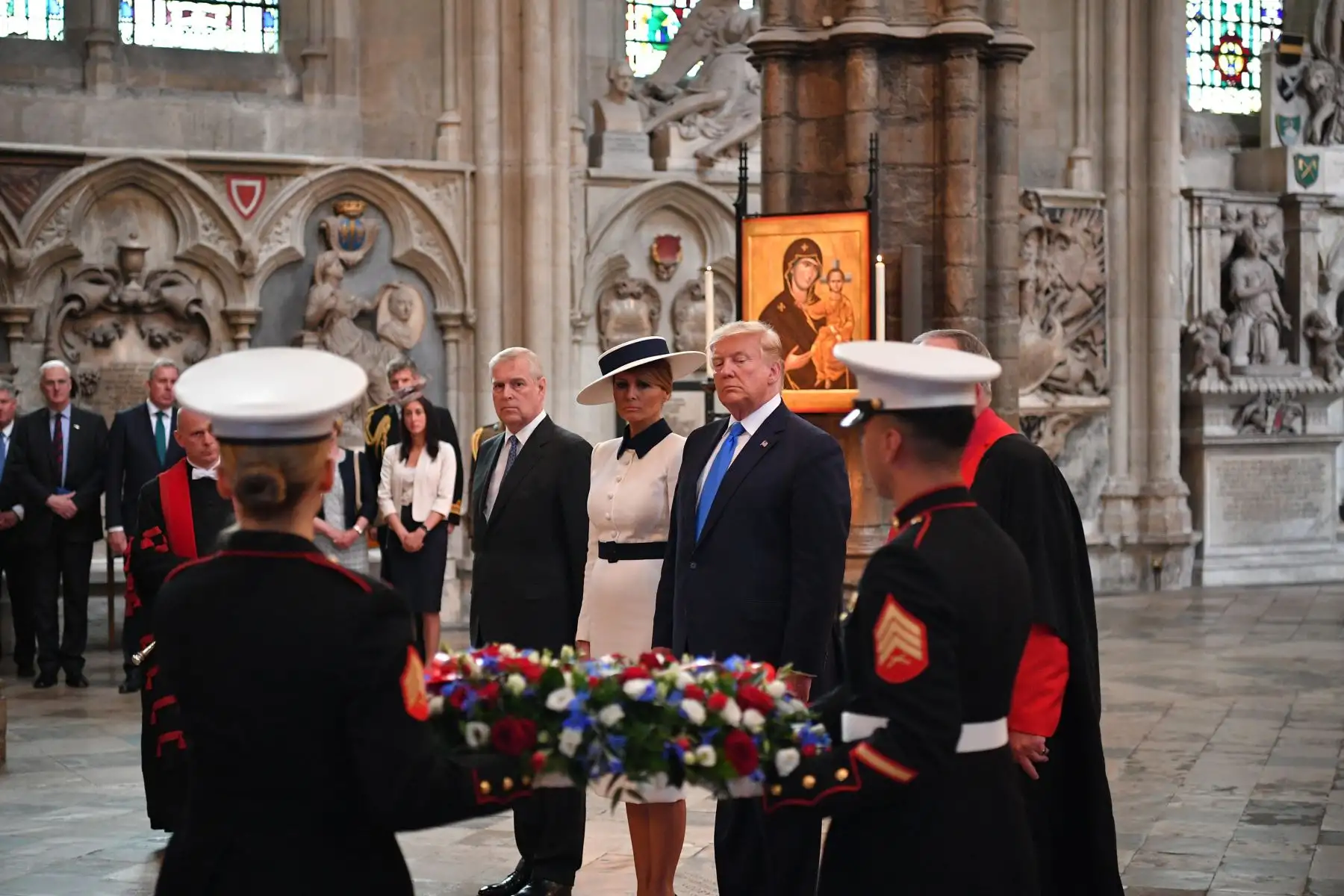 El presidente de los Estados Unidos, Donald Trump y su esposa, Melania Trump, depositan una ofrenda floral sobre la tumba del Soldado Desconocido en Londres. Foto: AFP