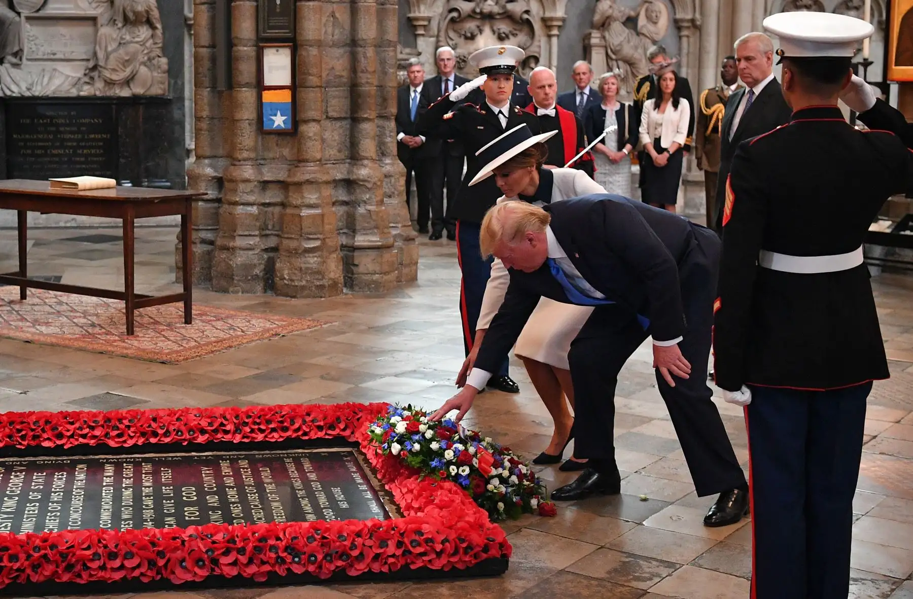 El presidente de los Estados Unidos, Donald Trump y su esposa, Melania Trump, depositan una ofrenda floral sobre la tumba del Soldado Desconocido en Londres. Foto: AFP