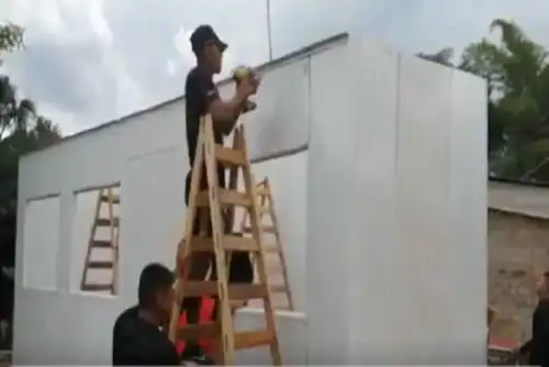 Desde tempranas horas, personal del Ministerio de Vivienda junto a los miembros del Ejército, vienen construyendo las viviendas de emergencia en el distrito de Sauce, en la provincia y región San Martín.
