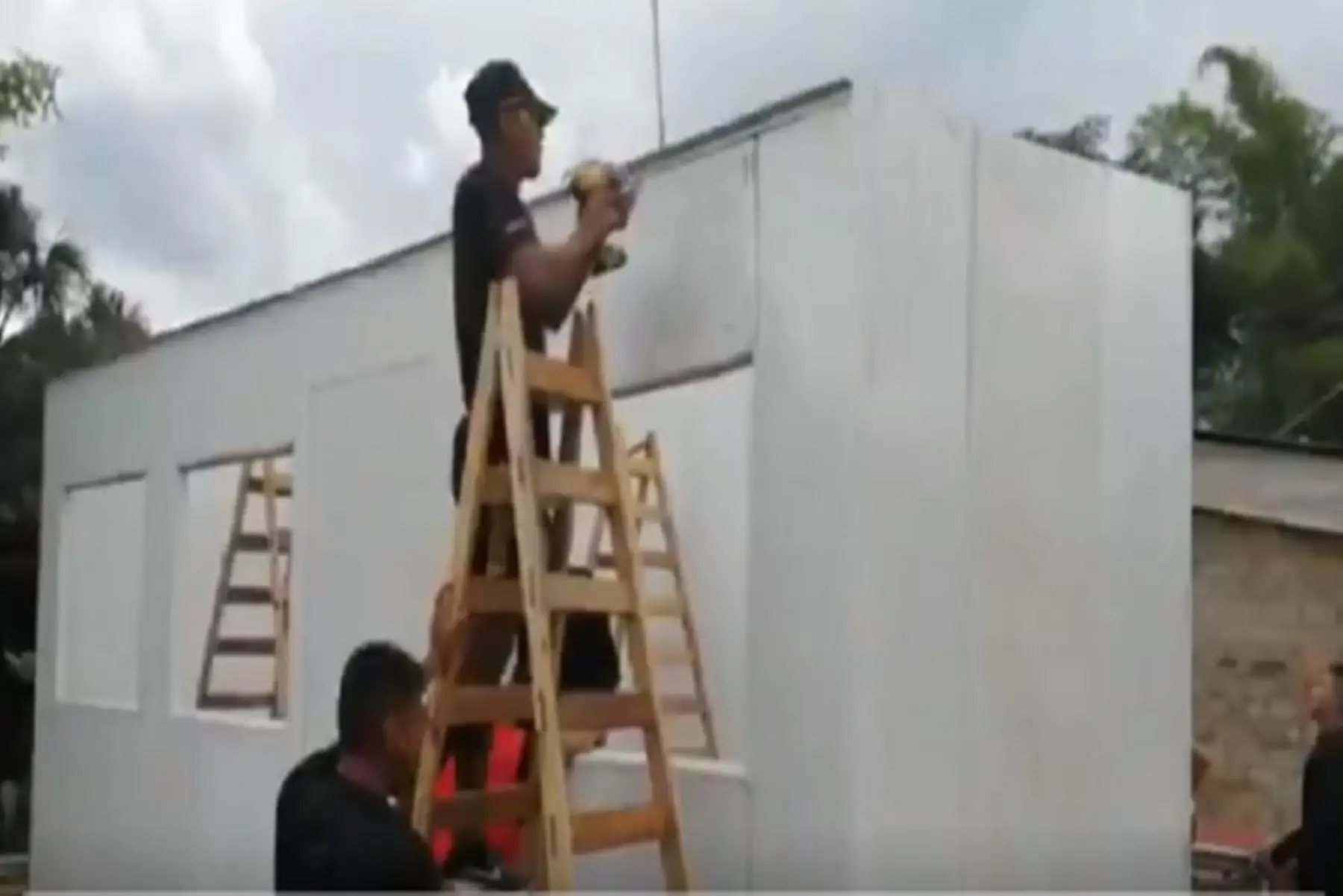 Desde tempranas horas, personal del Ministerio de Vivienda junto a los miembros del Ejército, vienen construyendo las viviendas de emergencia en el distrito de Sauce, en la provincia y región San Martín.