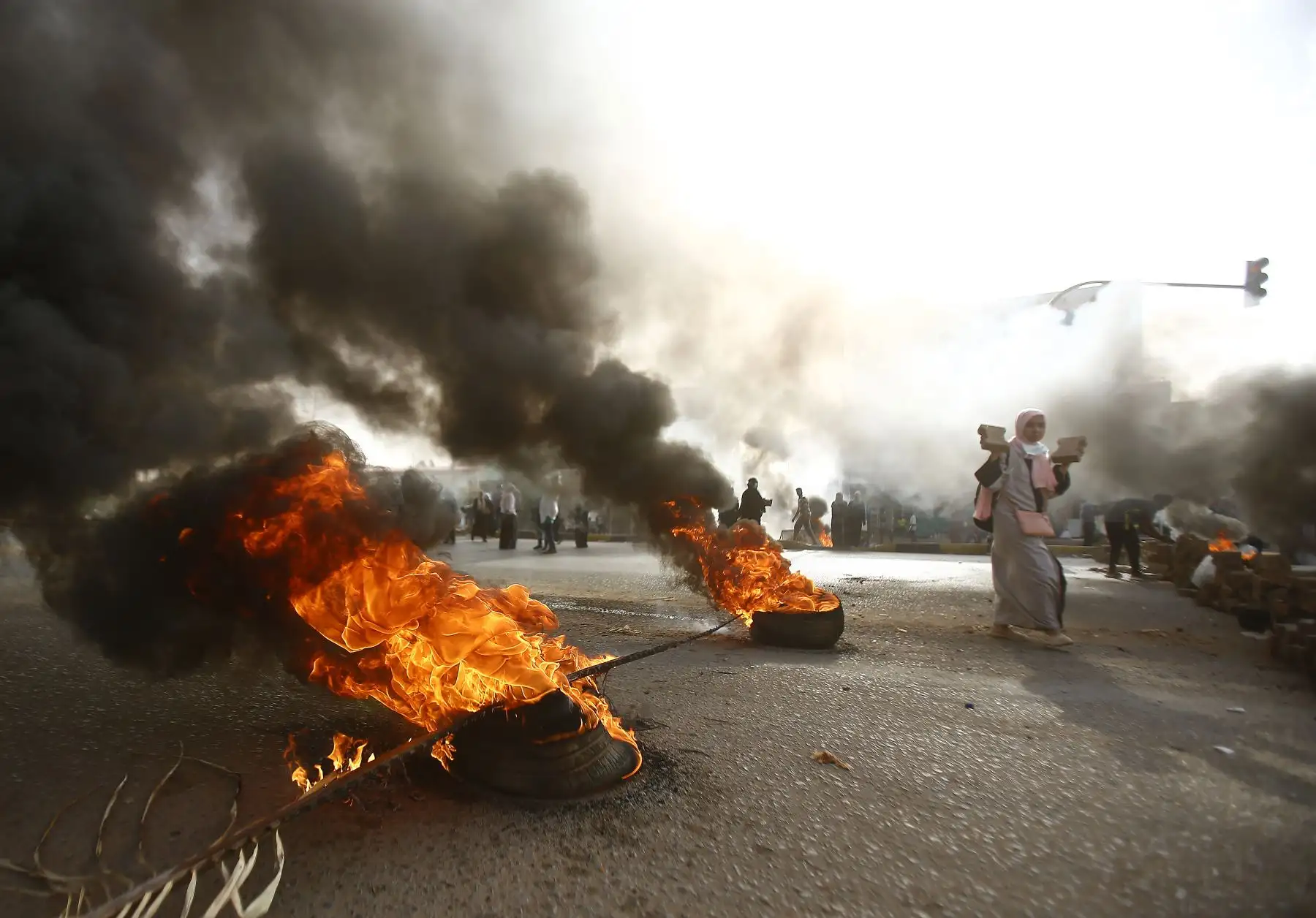 Al menos 30 personas han muerto en Jartum, la capital sudanesa, tras una intervención de las fuerzas de seguridad contra la concentración popular que rodea desde hace dos meses la sede del Estado Mayor de la Defensa. Foto: AFP