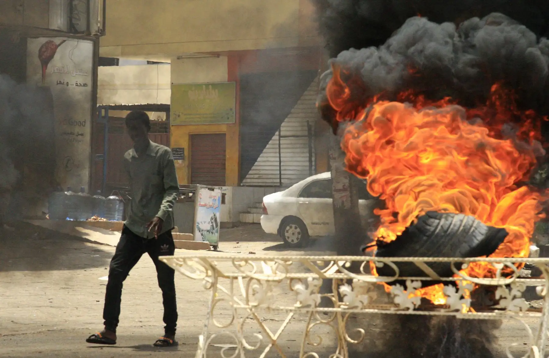 Al menos 30 personas han muerto en Jartum, la capital sudanesa, tras una intervención de las fuerzas de seguridad contra la concentración popular que rodea desde hace dos meses la sede del Estado Mayor de la Defensa. Foto: AFP