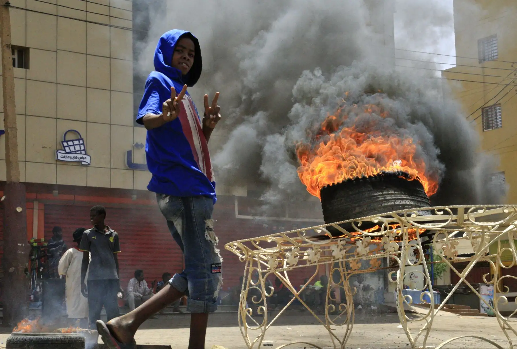 Al menos 30 personas han muerto en Jartum, la capital sudanesa, tras una intervención de las fuerzas de seguridad contra la concentración popular que rodea desde hace dos meses la sede del Estado Mayor de la Defensa. Foto: AFP
