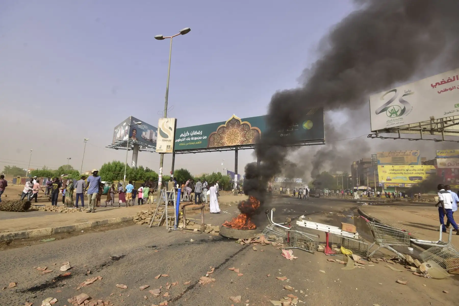 Al menos 30 personas han muerto en Jartum, la capital sudanesa, tras una intervención de las fuerzas de seguridad contra la concentración popular que rodea desde hace dos meses la sede del Estado Mayor de la Defensa. Foto: AFP