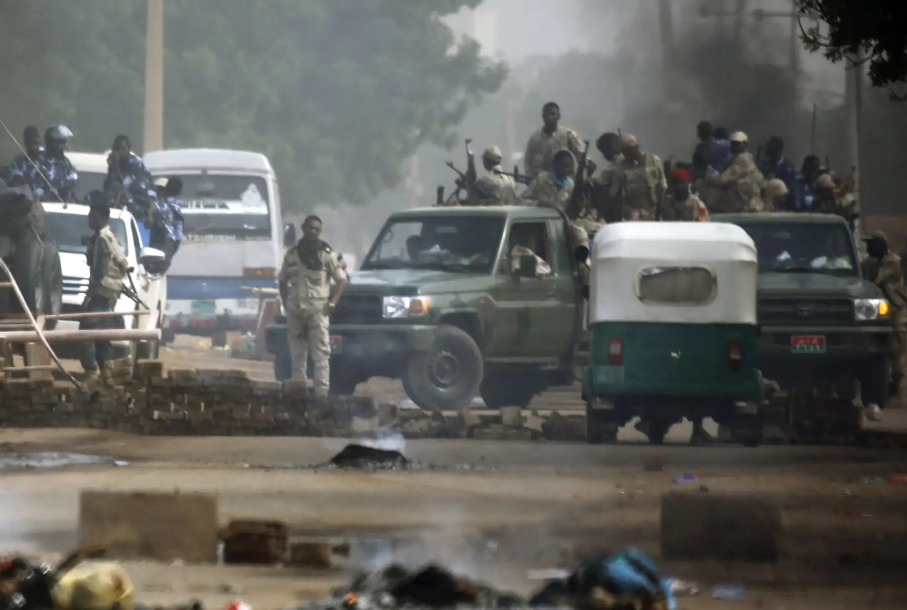 Al menos 30 personas han muerto en Jartum, la capital sudanesa, tras una intervención de las fuerzas de seguridad contra la concentración popular que rodea desde hace dos meses la sede del Estado Mayor de la Defensa. Foto: AFP