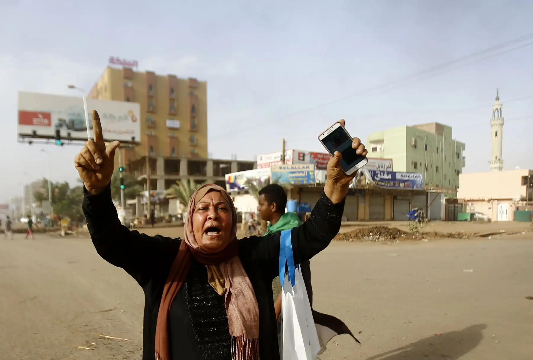 Al menos 30 personas han muerto en Jartum, la capital sudanesa, tras una intervención de las fuerzas de seguridad contra la concentración popular que rodea desde hace dos meses la sede del Estado Mayor de la Defensa. Foto: AFP