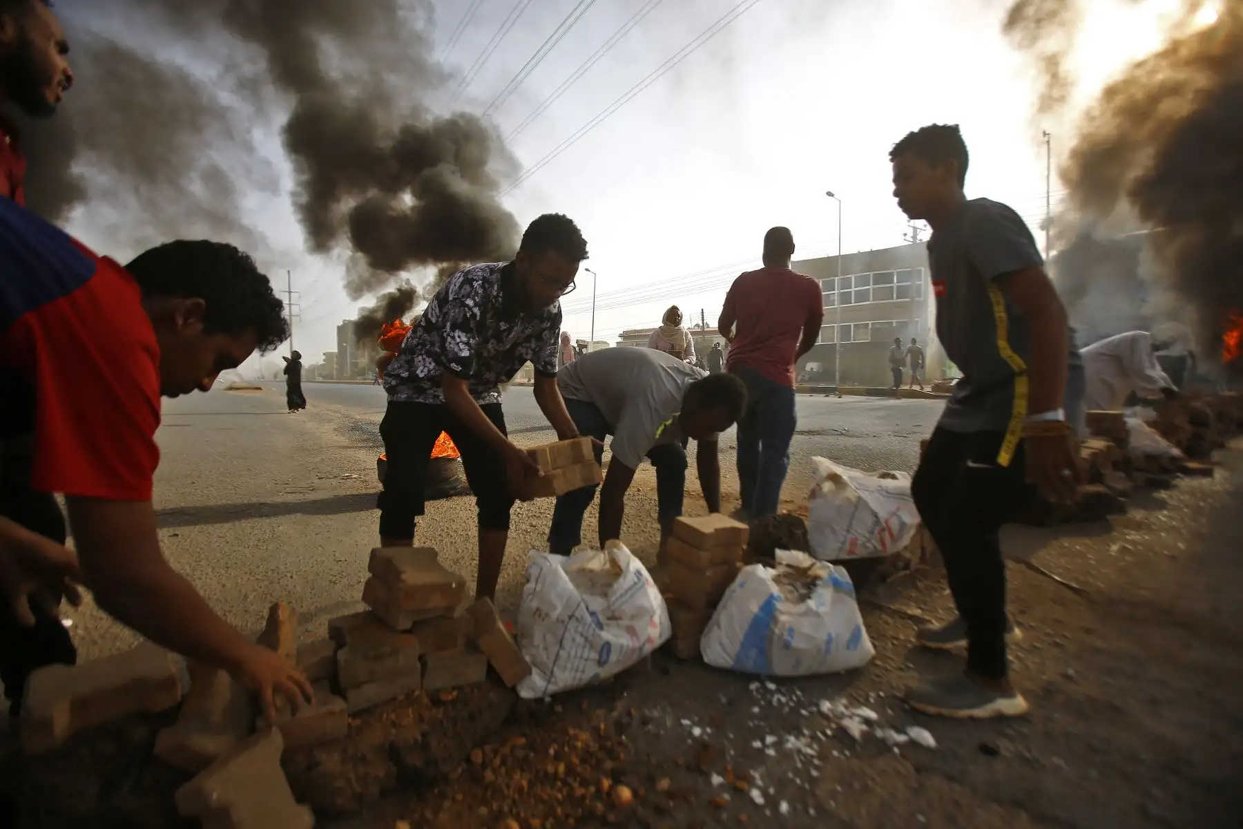 Al menos 30 personas han muerto en Jartum, la capital sudanesa, tras una intervención de las fuerzas de seguridad contra la concentración popular que rodea desde hace dos meses la sede del Estado Mayor de la Defensa. Foto: AFP