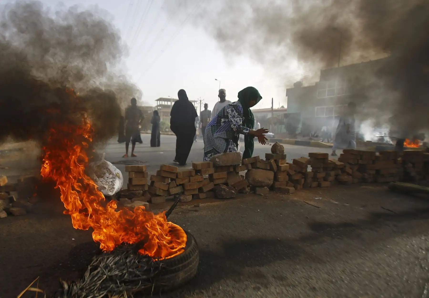 Al menos 30 personas han muerto en Jartum, la capital sudanesa, tras una intervención de las fuerzas de seguridad contra la concentración popular que rodea desde hace dos meses la sede del Estado Mayor de la Defensa. Foto: AFP