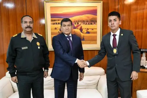 Morán recibió en su despacho a valeroso suboficial y le garantizó apoyo legal para afrontar proceso penal. Foto: Mininter