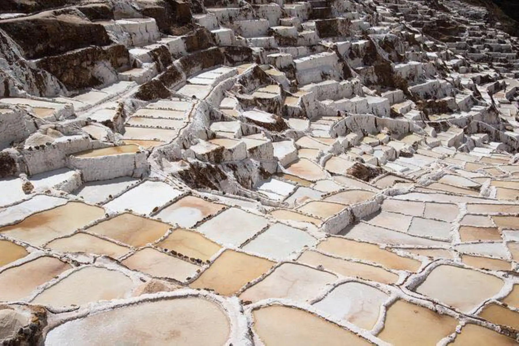 Las famosas salineras de Maras están ubicadas en la provincia de Urubamba, región Cusco.