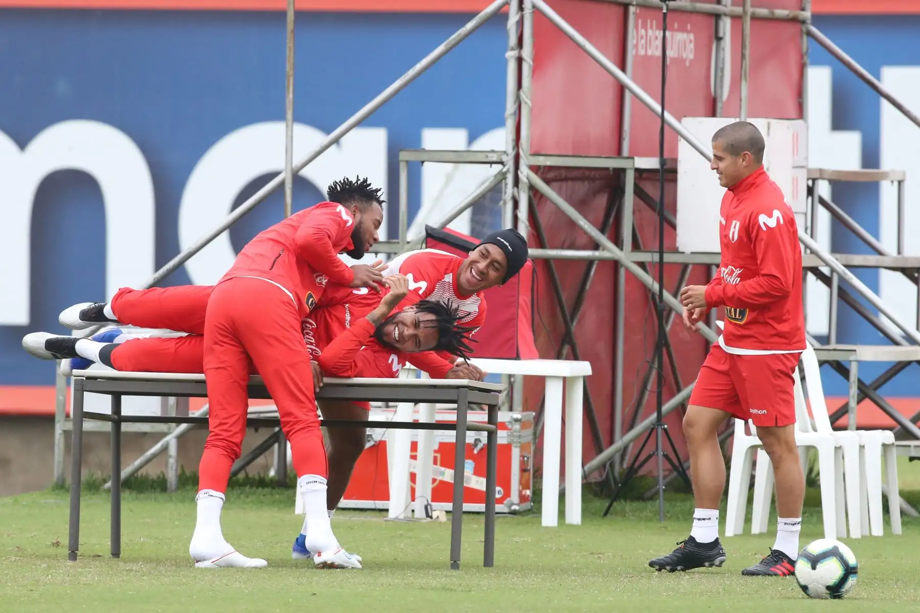 Pedro Gallese,Carlos Cáceda y Renato Tapia, durante el  entrenamiento previo a los partidos amistosos de la Selección Peruana. Foto: ANDINA/Jhony Laurente