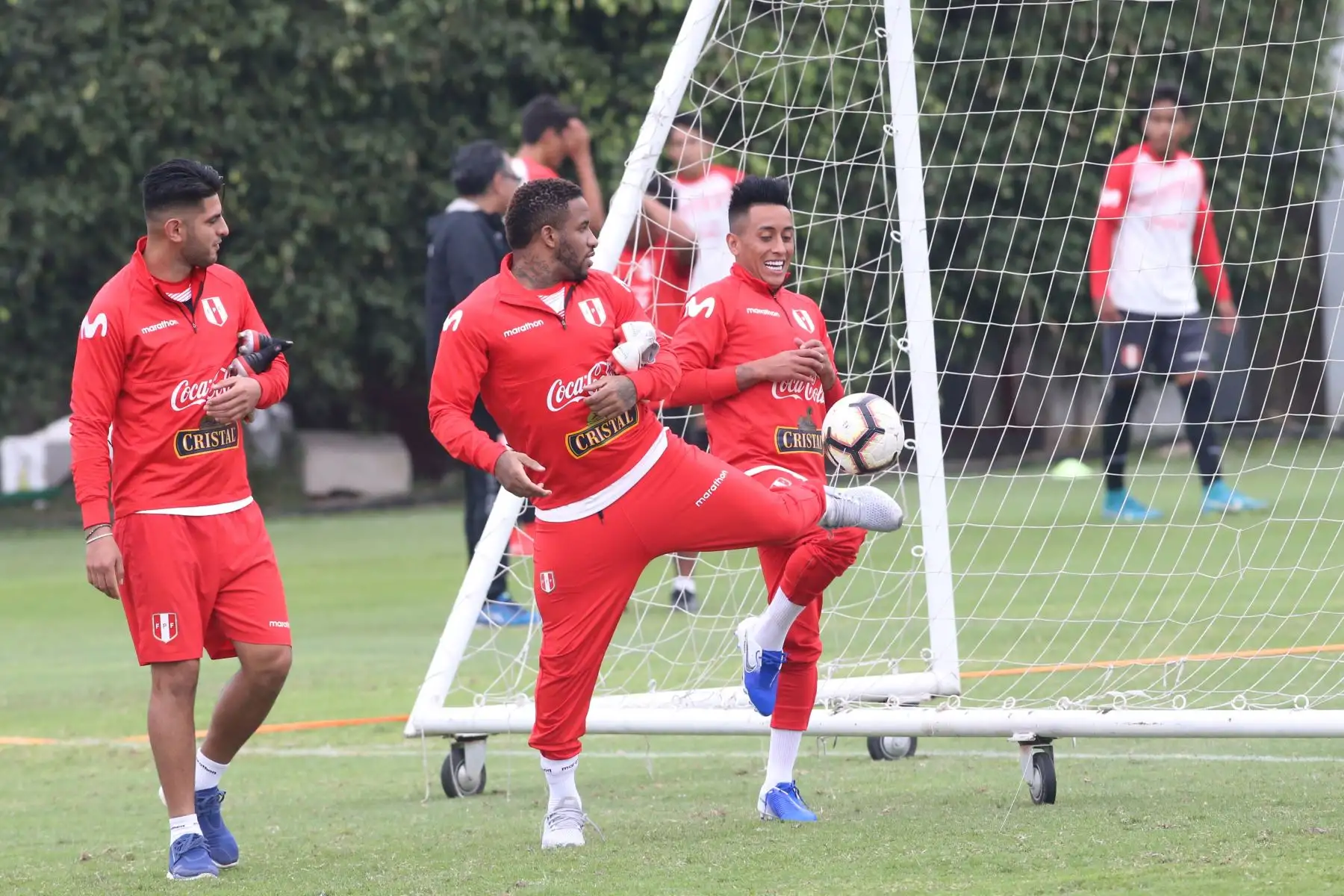 Jeferson Farfán y Christian Cueva dominan el balón en los entrenamientos de la Selección Peruana de Fútbol  previo a los partidos amistosos a jugarse.
Foto: ANDINA/Jhony Laurente