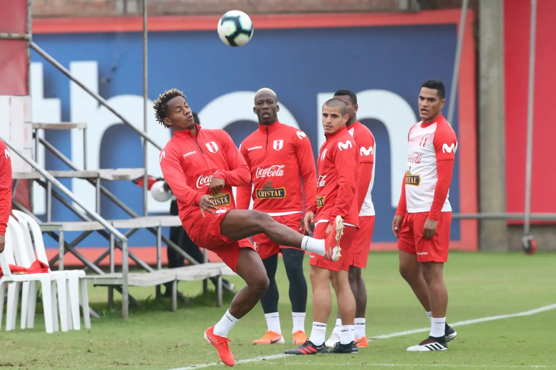 Jugador de  Selección Peruana de Fútbol, André Carrillo domina el balón en los entrenamientos previo a los partidos amistosos. 
Foto: ANDINA/Jhony Laurente