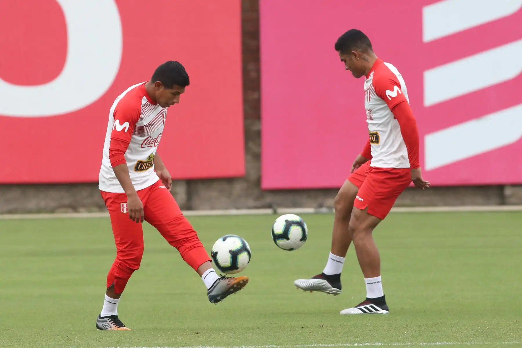 Jugador de la Selección Peruana de Fútbol, Edinson Flores participa en los  entrenamientos previo a los partidos amistosos. 
Foto: ANDINA/Jhony Laurente