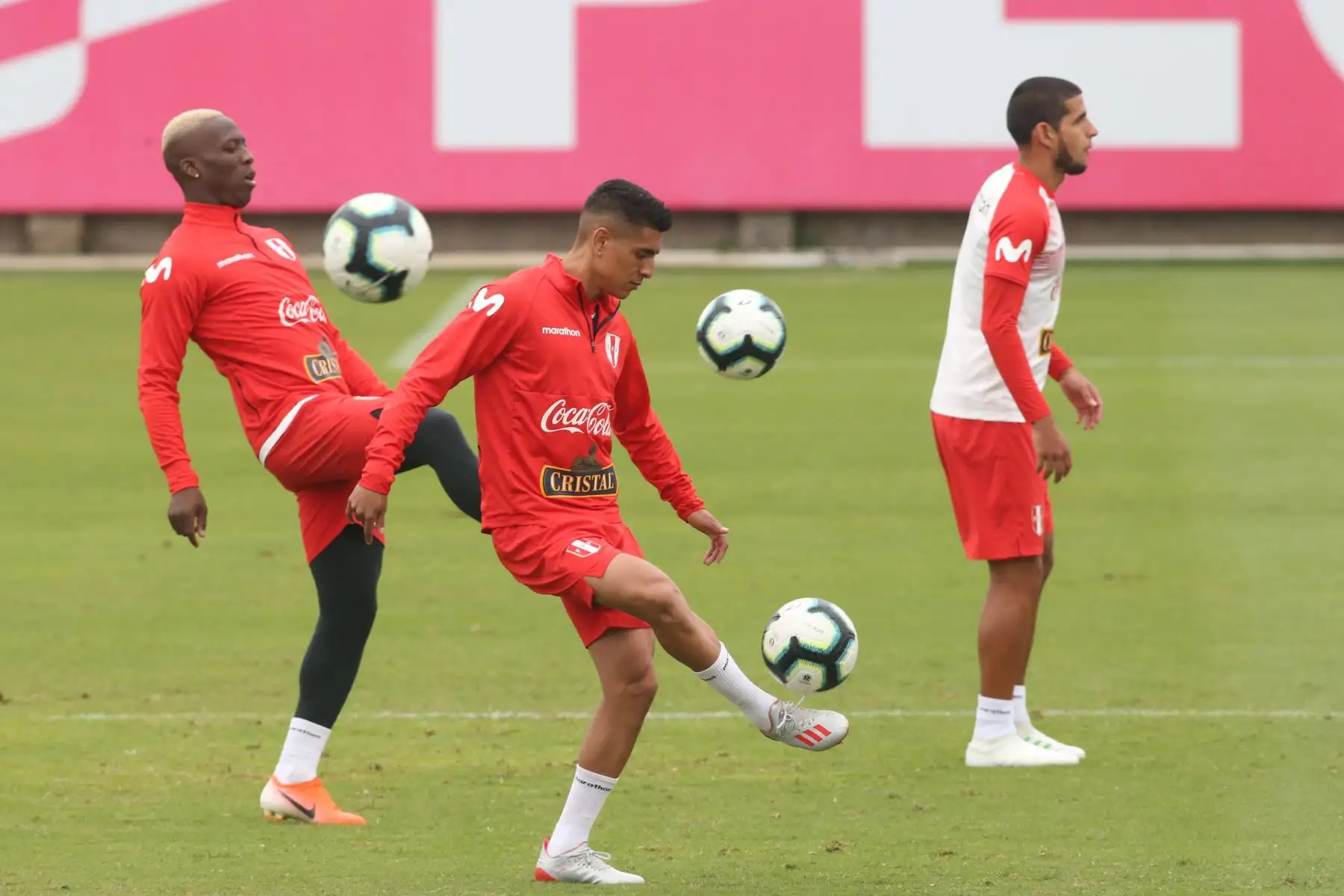 Jugador Luis Advíncula domina el balón en los entrenamientos de la Selección Peruana de Fútbol previo a los partidos amistosos. 
Foto: ANDINA/Jhony Laurente