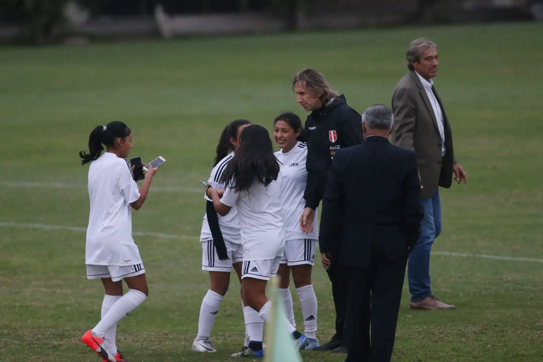 Entrenador  Ricardo Gareca firma autografós a hinchas en el entrenamiento de la Selección peruana de Fútbol previo a los partidos amistosos. 
Foto: ANDINA/Jhony Laurente