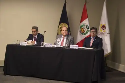 Presidente del BCR, Julio Velarde, flanqueado por el gobernador regional de Cajamarca, Mesías Guevara, y el alcalde provincial, Andrés Villar.
