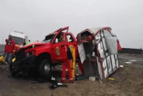 Dos muertos y 4 heridos dejó el despiste de un vehículo de rescate de la Compañía General de Bomberos Voluntarios del Perú No. 20 Huacho, en el kilómetro 113.5, cerca a las Lomas de Lachay, distrito de Huacho, provincia de Huaura, región Lima, cuando iban a la atención de un accidente vehicular en el kilómetro 109 de la Panamericana Norte.