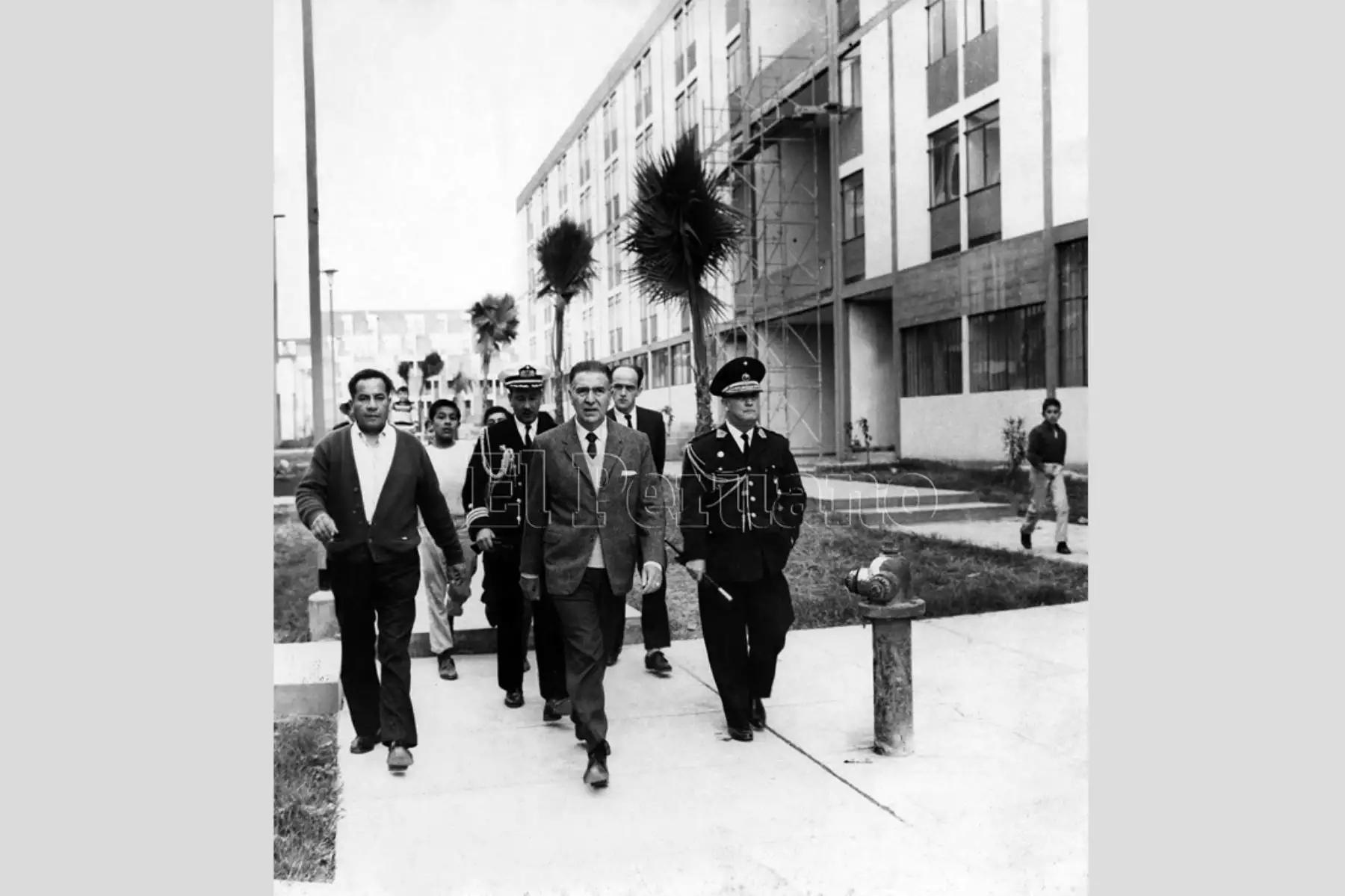 Lima - 6 setiembre 1965 / El presidente Fernando Belaunde Terry recorre unos de los conjuntos habitacionales impulsados por el Gobierno.
Foto: ANDINA/Archivo diario El Peruano