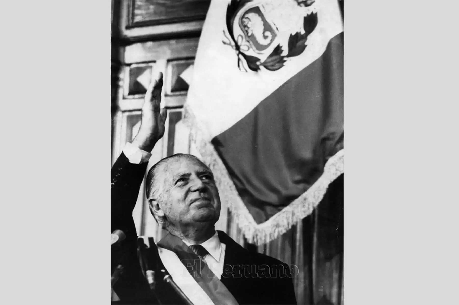 Lima - 28 julio 1980 / El arquitecto Fernando Belaunde Terry saluda a la Representación Nacional luego de su juramentación como Presidente Constitucional de la República.
Foto: ANDINA/Archivo diario El Peruano