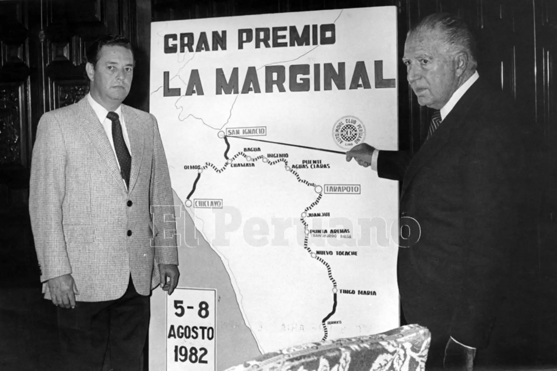 Lima - 7 julio 1982 / El presidente Fernando Belaunde señala en un mapa del Péru el trazo de la Carretera Marginal de la Selva.
Foto: ANDINA/Archivo diario El Peruano
