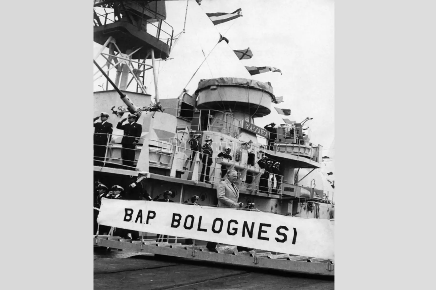 Callao - 9 agosto 1982 / El presidente Fernando Belaunde Terry desciende del BAP Bolognesi que se incorporó a la Marina de Guerra del Perú.
Foto: ANDINA/Archivo diario El Peruano
