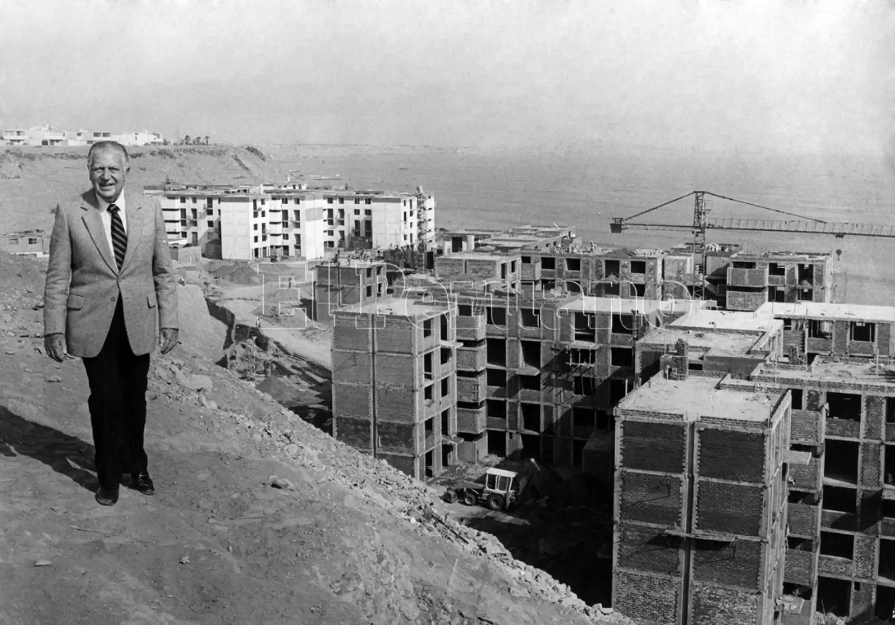 Lima - 10 setiembre 1982 / El presidente Fernando Belaunde Terry inspeccionó las obras de construcción del conjunto habitacional Marbella.
Foto: ANDINA/Archivo diario El Peruano