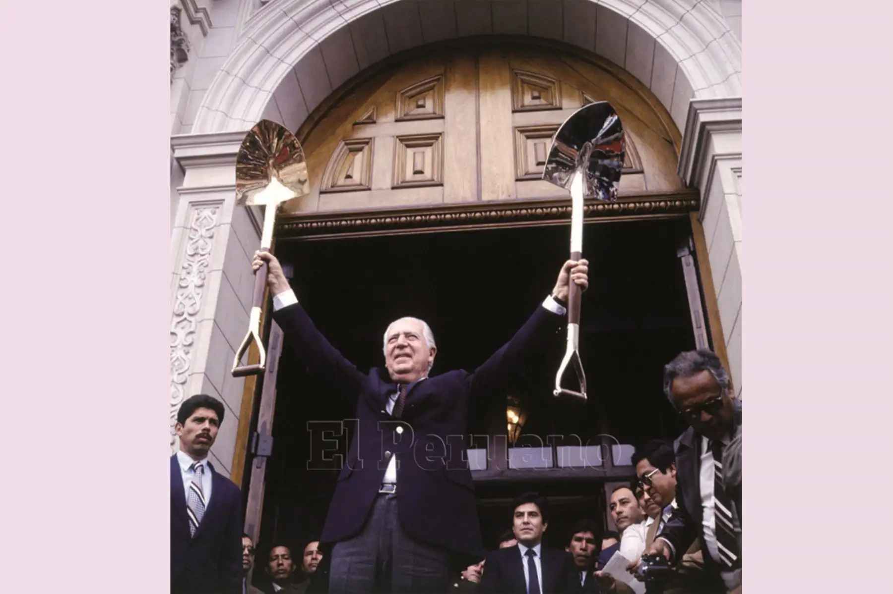 Lima - 5 setiembre 1984 / El presidente Fernando Belaunde Terry hace entrega de la lampa de oro a los mejores municipios del interior del país.
Foto: ANDINA/Archivo diario El Peruano