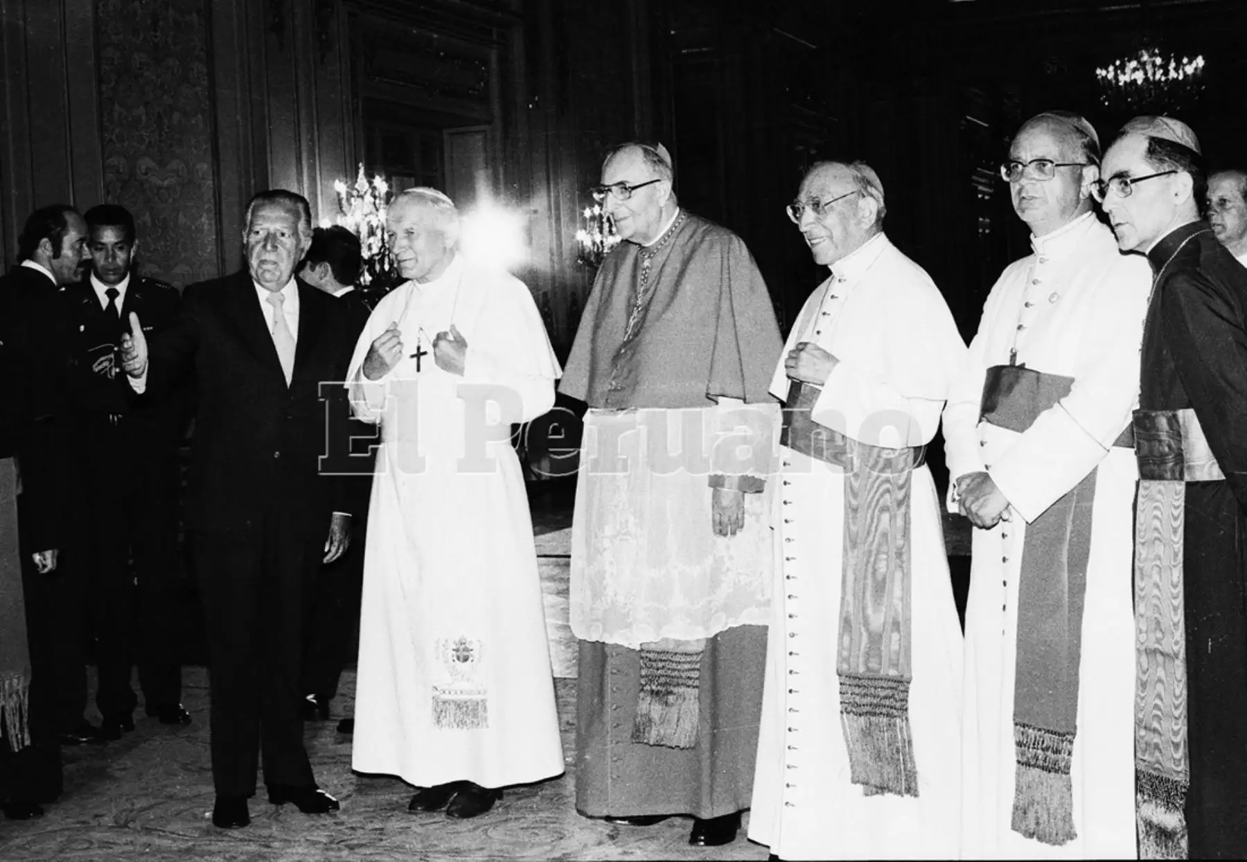 Lima - 1 febrero 1995 / El Papa Juan Pablo II, el Presidente Fernando Belaunde Terry y el Cardenal Juan Landázuri Rickkets en Palacio de Gobierno. Momentos antes el Santo Padre había besado suelo peruano en el Grupo Aéreo N° 8 en lo que constituye una histórica visita.
Foto: ANDINA/Archivo diario El Peruano