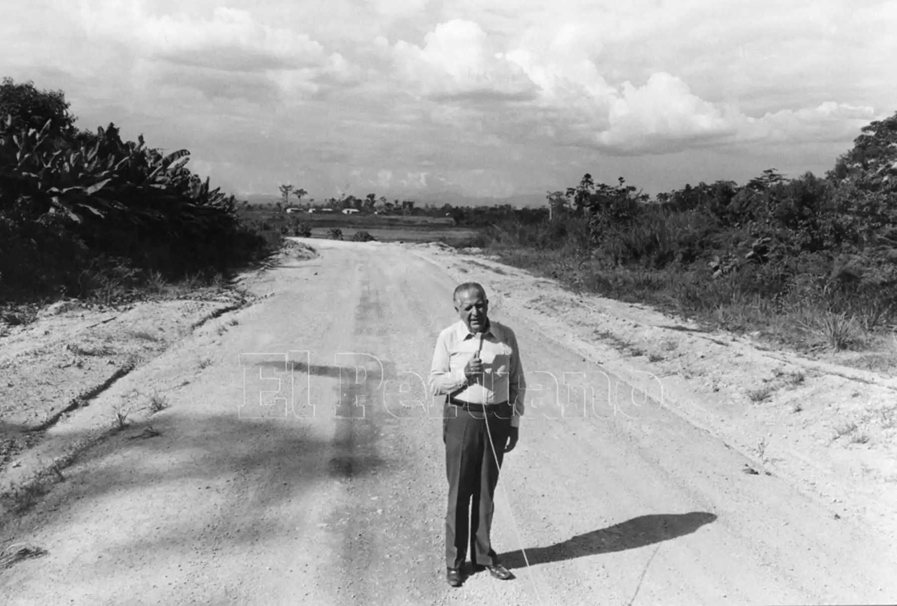 Selva peruana- 2 julio 1985 / El presidente Fernando Belaunde Terry ofrece una conferencia de prensa desde un punto de la Carretera Marginal de la Selva en la amazonía peruana.
Foto: ANDINA/Archivo diario El Peruano