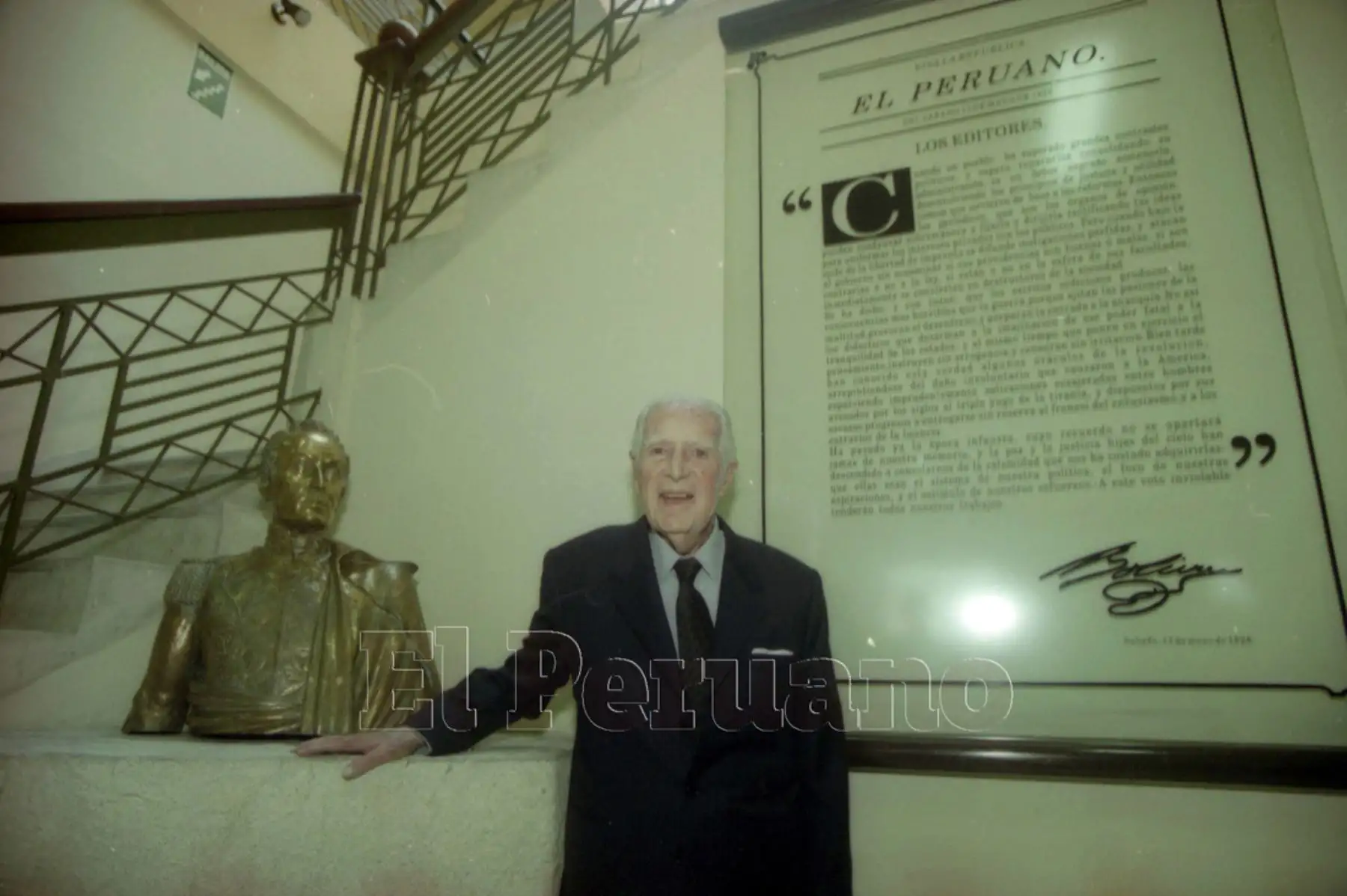 Lima - 12 abril 2002 / El expresidente Fernando Belaunde Terry llego hasta la hemeroteca del El Peruano para adquirir un ejemplar del diario oficial que publicaba un especial sobre la Carretera Marginal de la Selva. Al percatarse de su presencia, los directivos de Editora Perú lo invitaron cordialmente a la alta dirección.
Foto: ANDINA/Archivo diario El Peruano