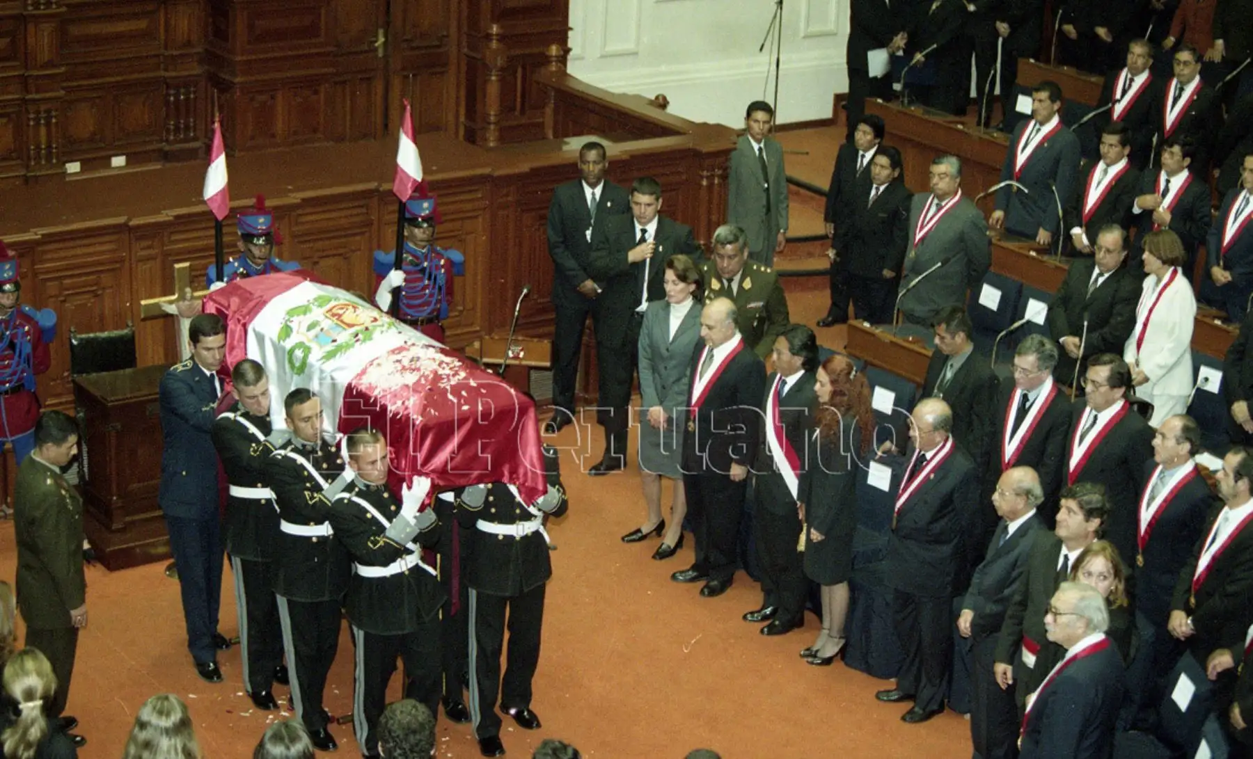Lima - 05 junio 2002 / Funerales de Fernando Belaunde Terry, expresidente peruano. Homenaje en el hemiciclo del Congreso de la República. 
Foto: ANDINA/Archivo diario El Peruano
