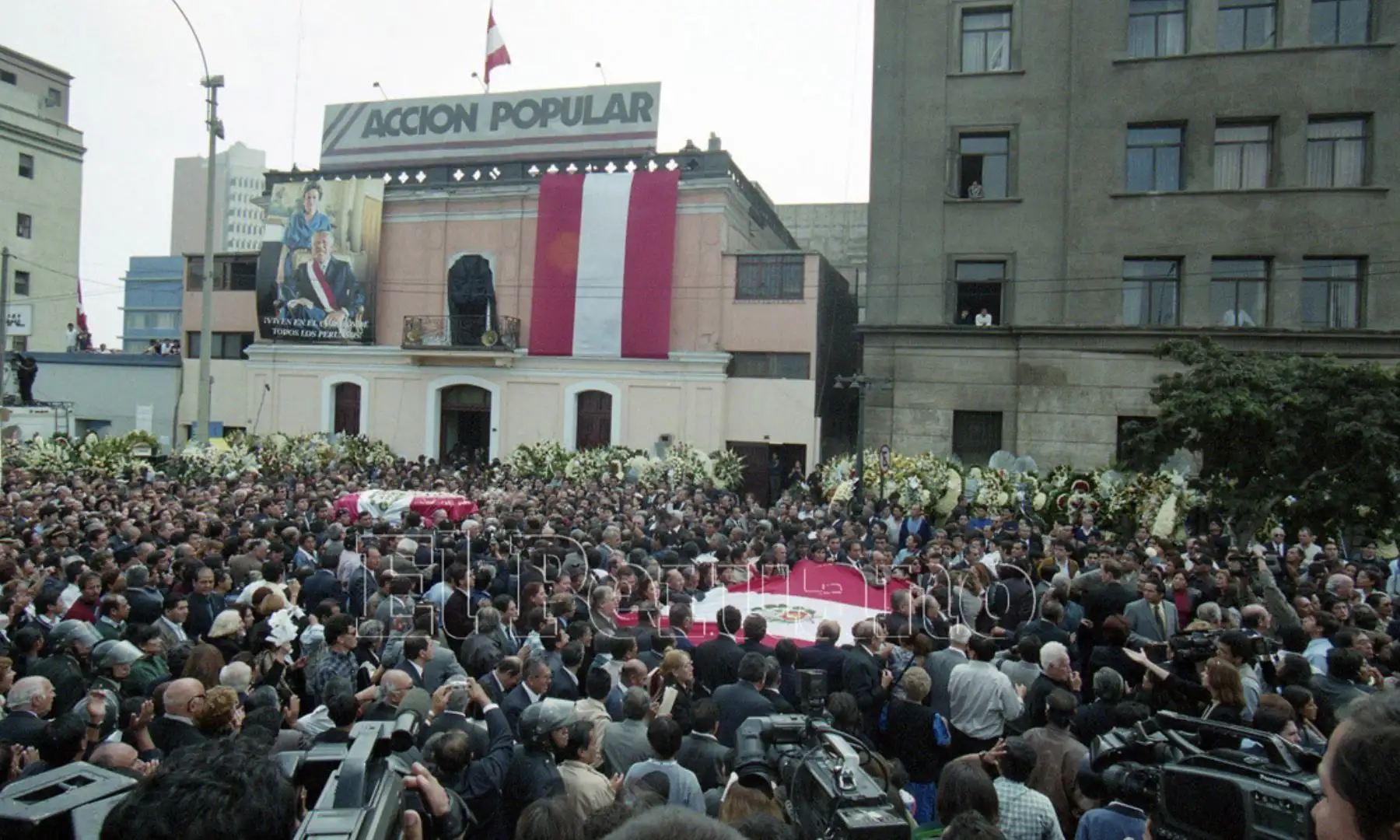 Lima - 05 junio 2002 / Funerales de Fernando Belaunde Terry, expresidente peruano. Homenaje del publico en los exteriores del local central de su partido Accion Popular, ataud es llevado en hombros envuelto en la bandera nacional.  
Foto: ANDINA/Archivo diario El Peruano
