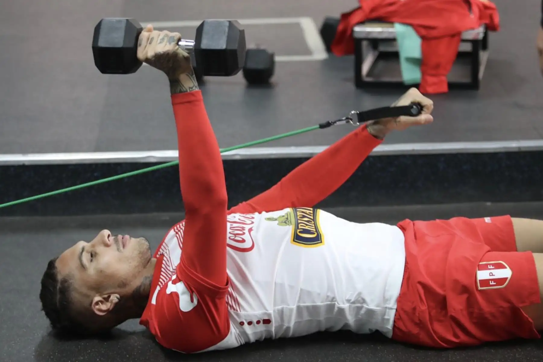 Paolo Guerrero realiza ejercicios en la gimnasia de la Videna, mientras sus compañeros de equipo realizan practicas con la dirección del entrenador Gareca.
Foto: ANDINA/Federación Peruana de Fútbol
