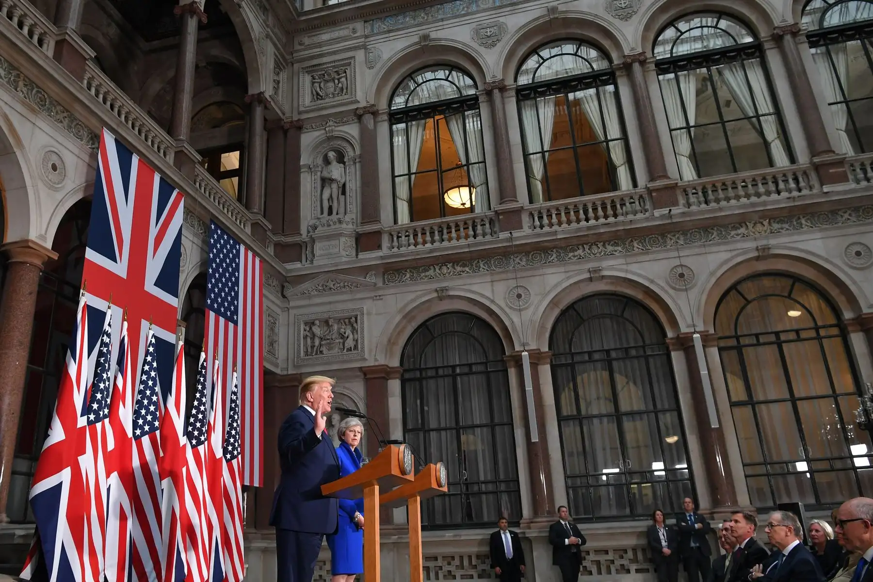 La primera ministra británica, Theresa May, se reúne con el presidente de los Estados Unidos, Donald Trump, en el segundo día de la visita de Estado al Reino Unido. Foto: AFP