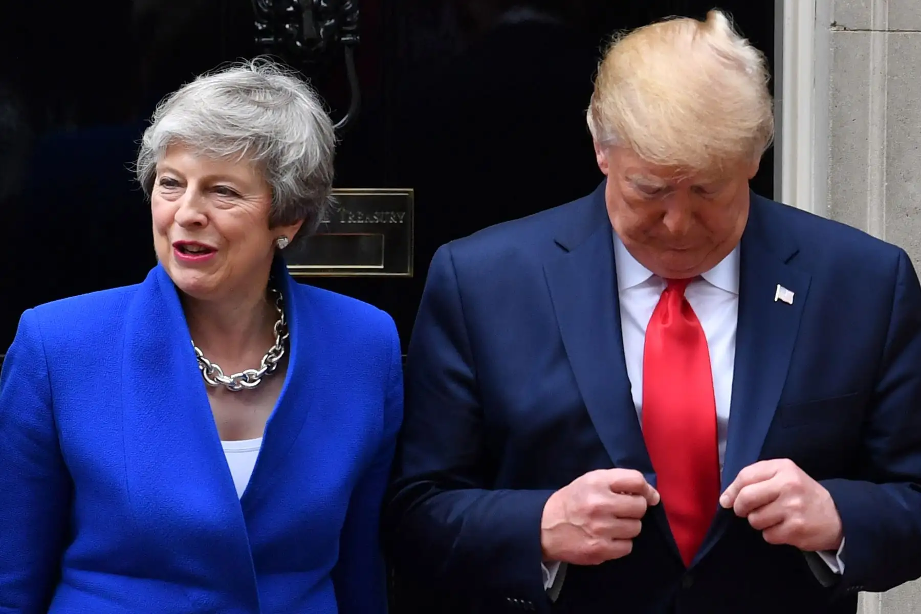 La primera ministra británica, Theresa May, se reúne con el presidente de los Estados Unidos, Donald Trump, en el segundo día de la visita de Estado al Reino Unido. Foto: AFP
