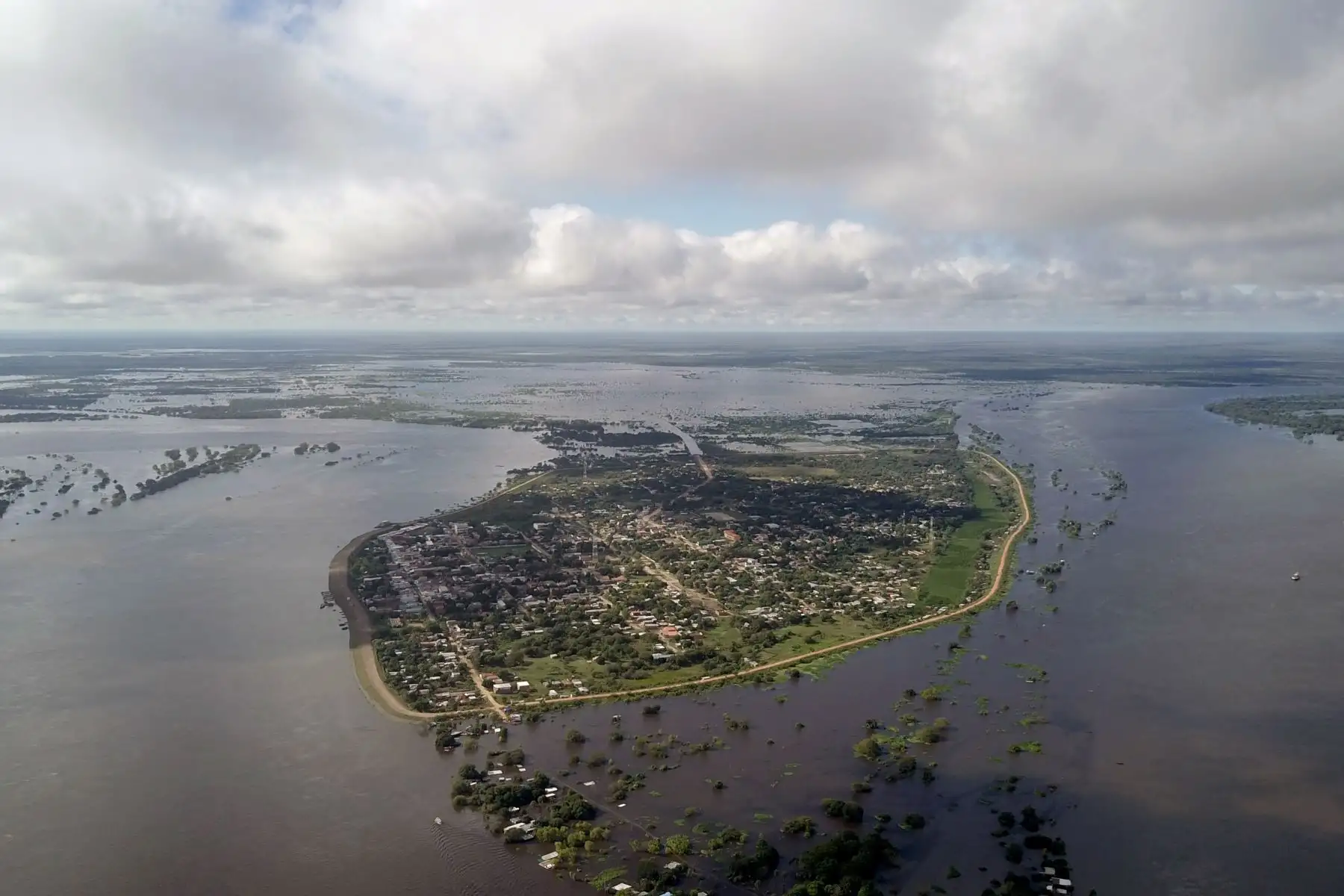 El desbordamiento del río Paraguay, ubicado entre los limites de Paraguay y Argentina, ha causado la evacuación de miles de familias de Formosa. Un estimado calcula que al menos 3.000 personas han abandonado sus casas que se encuentran inundadas. Foto: AFP