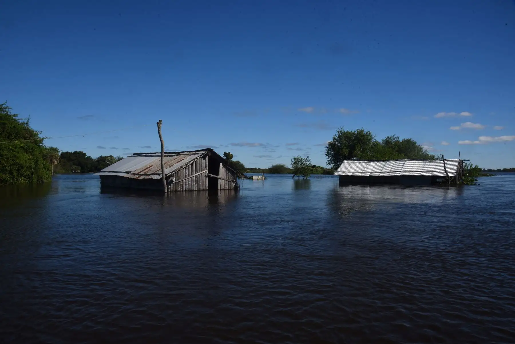 El desbordamiento del río Paraguay, ubicado entre los limites de Paraguay y Argentina, ha causado la evacuación de miles de familias de Formosa. Un estimado calcula que al menos 3.000 personas han abandonado sus casas que se encuentran inundadas. Foto: AFP