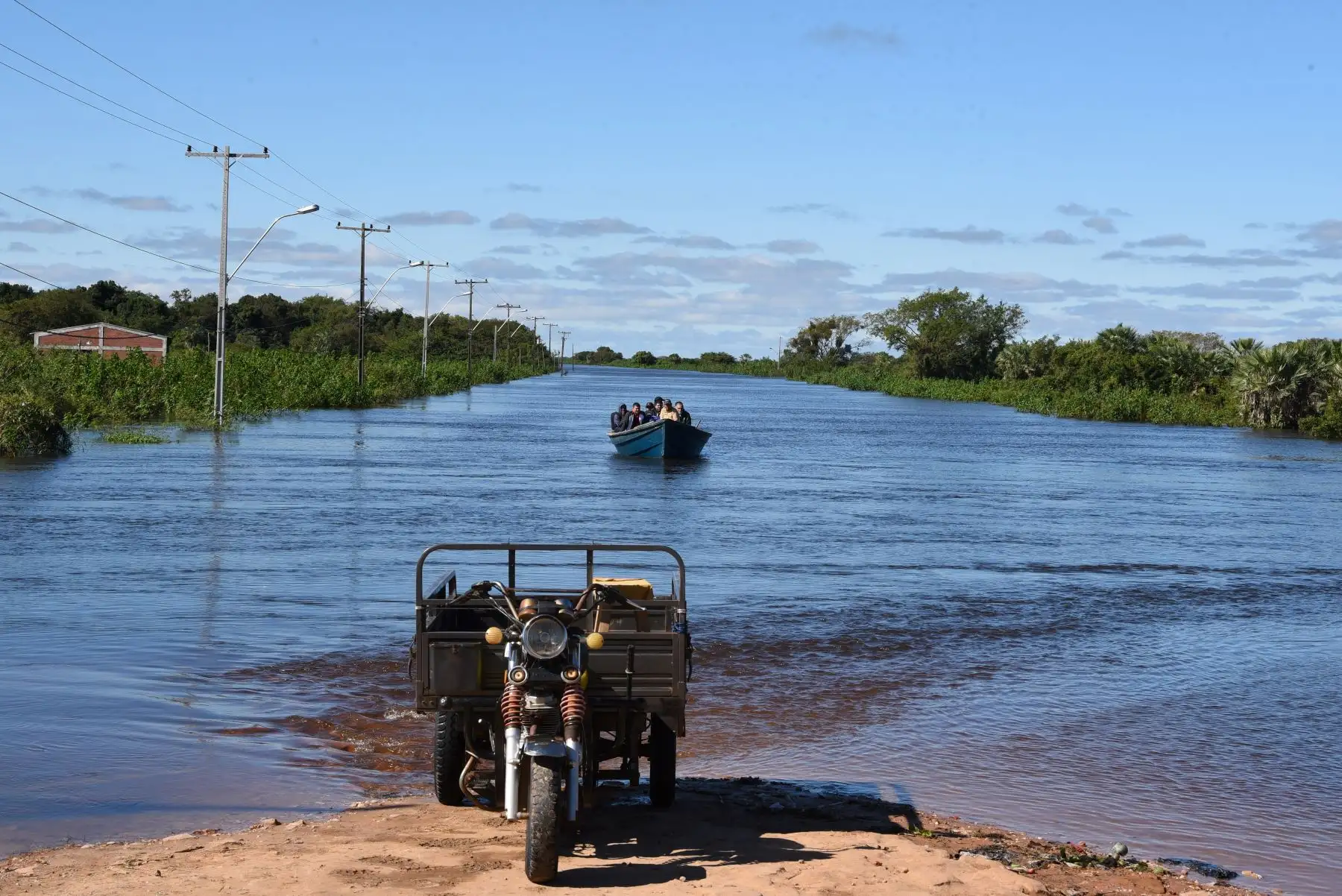 El desbordamiento del río Paraguay, ubicado entre los limites de Paraguay y Argentina, ha causado la evacuación de miles de familias de Formosa. Un estimado calcula que al menos 3.000 personas han abandonado sus casas que se encuentran inundadas. Foto: AFP