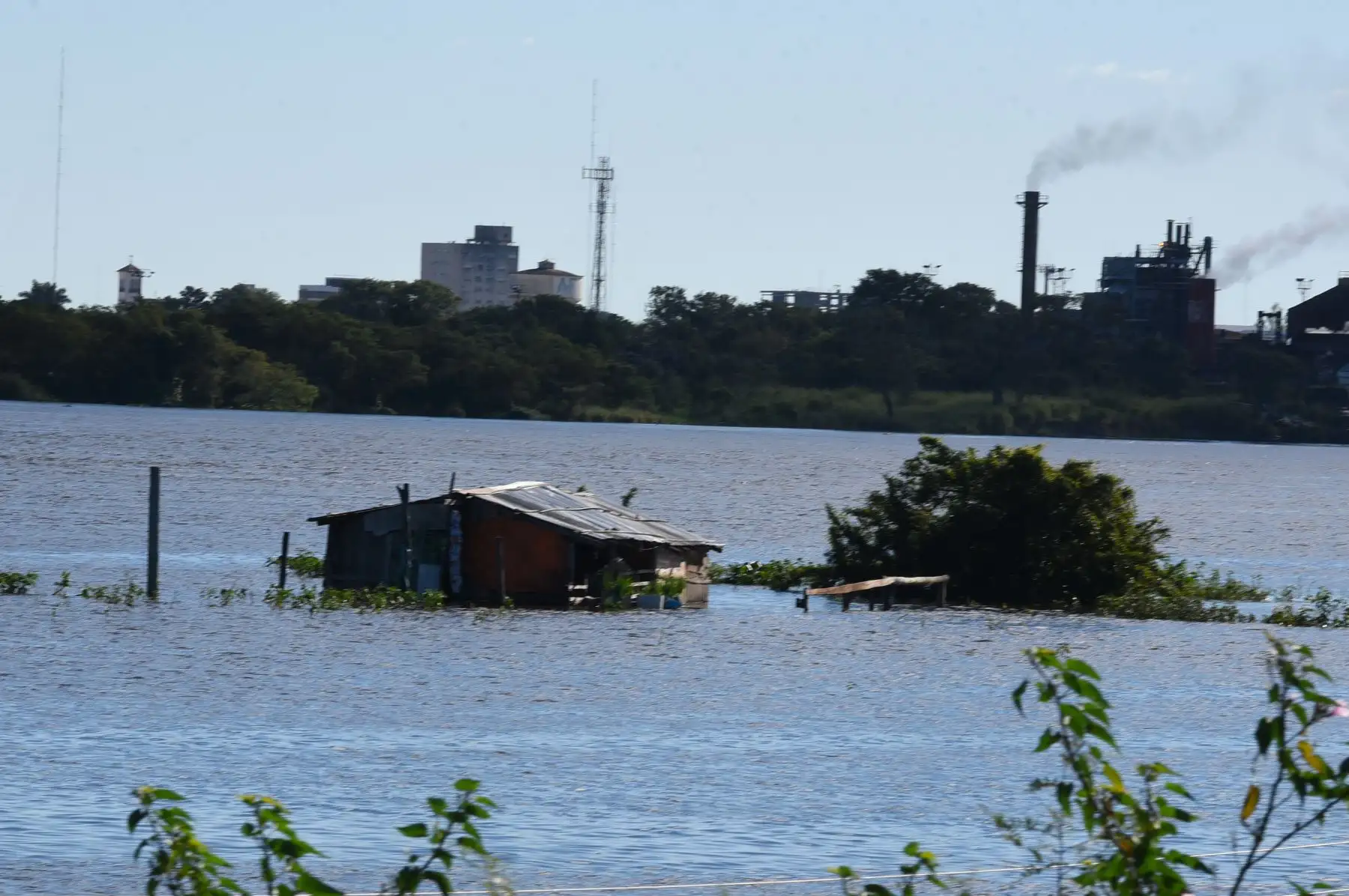 El desbordamiento del río Paraguay, ubicado entre los limites de Paraguay y Argentina, ha causado la evacuación de miles de familias de Formosa. Un estimado calcula que al menos 3.000 personas han abandonado sus casas que se encuentran inundadas. Foto: AFP